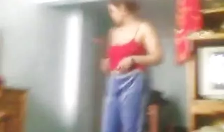 સોનેરી વાળ વાળી દાની આર્કેડીયા Fucks મોટા લાલ નકલી લોડો સેક્સ ઘૂંટણ માં રાહ