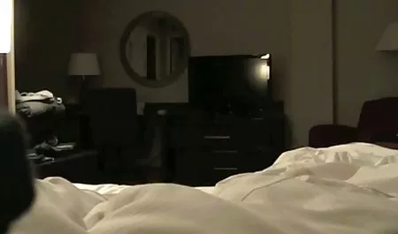 બ્રિટ schoolgirl માટે prono ઘૂંટણ sucks એક મોં માં ત્રણ લોકો નુ સમૂહ ચોદન