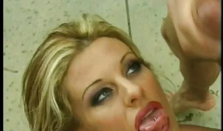 સોલો લારા ક્રોફ્ટ teases અને Masturbates પોર્ન ઘૂંટણ માં nd