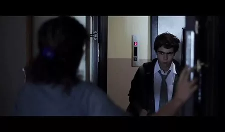 લેટિના સેક્સ ઓફિસ ઘૂંટણ માં પગ બતાવો