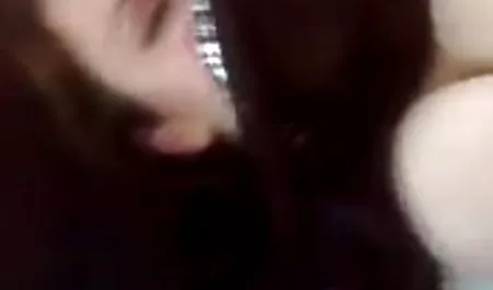 ગ્લેમ બ્લેક બ્યૂટી tugs એક ઘૂંટણ અને porn સફેદ Dong