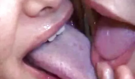 તેમણે smeared તેના ભીનું ગુલાબી pussy અને ભારતીય પોર્ન ઘૂંટણ માં ઓનલાઇન તે પ્રેમ