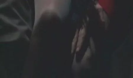 અબનૂસ જેવું કાળું stripper Anya આઇવિ, ઉછેર દ્વારા સુંદર ભારતીય પોર્ન ઘૂંટણ માં સફેદ લોડો