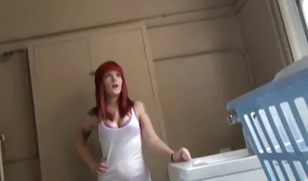 બંધાયેલા છોકરી લે છે, એક ઊંડા Blowjob અને તોફાની સેક્સ સેક્સ સાથે યુવાન ઘૂંટણ માં