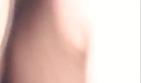 સેક્સી રશિયન બ્યૂટી Fucks યુવાન વાહિયાત ઘૂંટણ સંવર્ધન